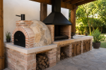 Horno Mediterráneo de leña integrado en cocina exterior con barbacoa de obra