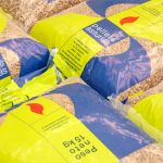 Saco de pellets de 15 kg para estufas en Torrelavega, Cantabria. Combustible de biomasa ecológico y eficiente, disponible en Almacenes Lavín.