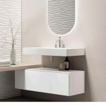 mueble de baño blanco, lavabo y espejo oval