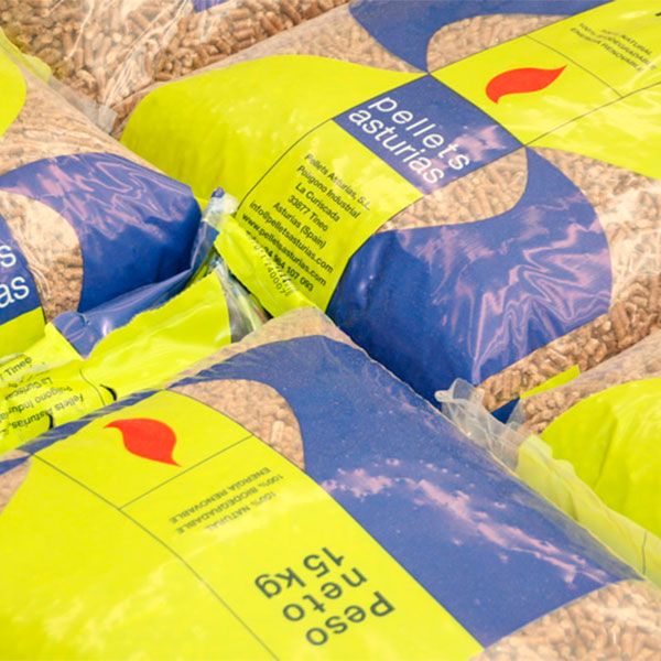 Saco de pellets de 15 kg para estufas en Torrelavega, Cantabria. Combustible de biomasa ecológico y eficiente, disponible en Almacenes Lavín.