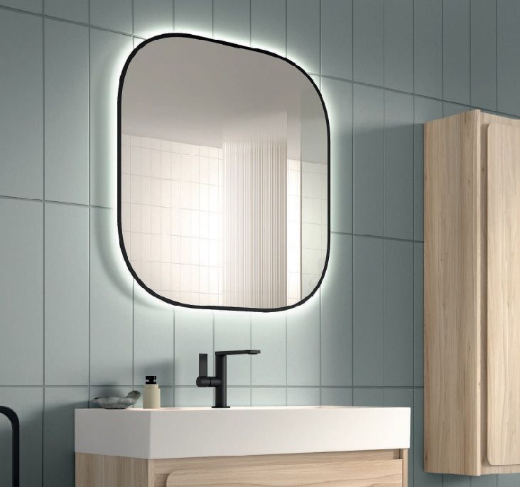 lavabo blanco con grifo negro y espejo cuadrado curvo